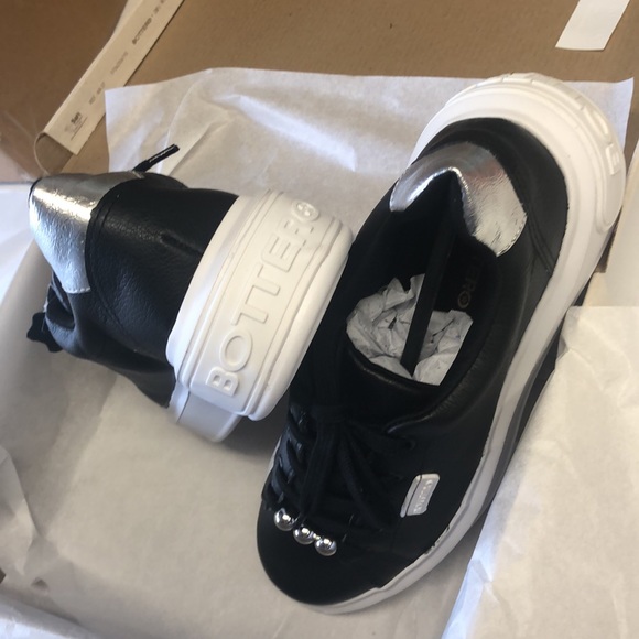 Super comfy leather sneakers in black match any occasions, Limited sizes - Picture 3 of 6